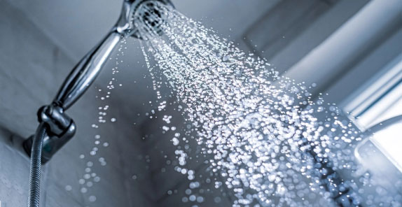 Spraying shower head